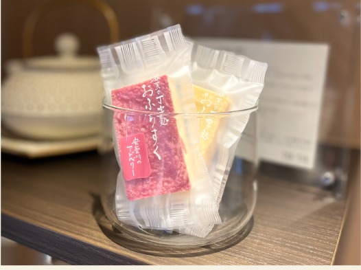 客室のお茶菓子として置かれたしゅしゅのお菓子