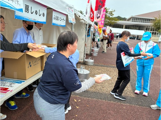 競技会場でお菓子を手渡す様子